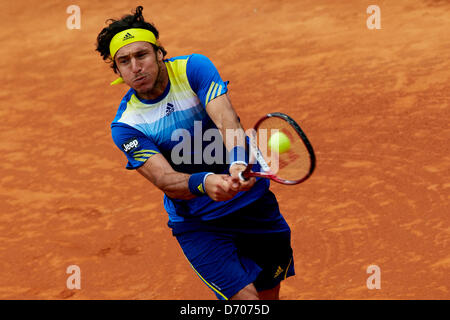 Barcelona, Spain.25th April 2013.   Juan Monaco aus Argentinien spielt ein Double Rückhand an Jeremy Chardy Frankreichs während Spieltag vier ATP 500 World Tour Barcelona Open Banc Sabadell 2013 zwischen Jeremy Chardy Frankreichs und Juan Monaco aus Argentinien an der Real Club de Tenis Barcelona übergeben. Bildnachweis: Aktion Plus Sport Bilder /Alamy Live-Nachrichten Stockfoto