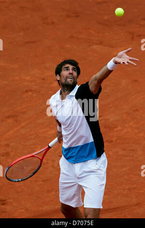 Barcelona, Spain.25th April 2013.   Jeremy Chardy Frankreichs dient den Ball während Spieltag vier ATP 500 World Tour Barcelona Open Banc Sabadell 2013 zwischen Jeremy Chardy Frankreichs und Juan Monaco aus Argentinien an der Real Club de Tenis Barcelona Juan Monaco aus Argentinien. Bildnachweis: Aktion Plus Sport Bilder /Alamy Live-Nachrichten Stockfoto