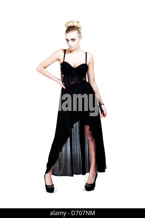 schöne Frau im schwarzen Kleid mit Haltung Stockfoto