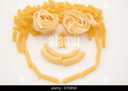 Studio Auswahl der vier trockene Nudeln Ei Tagliatelle Fusilli Elicoidali Bronze Pennette Rigate auf weißem Hintergrund Stockfoto