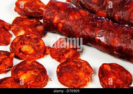 Scheiben der spanischen Chorizo-Wurst. Stockfoto