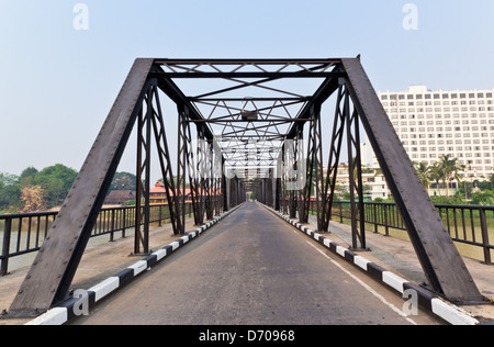 Alten Stahl-Brücke in der Nähe von Nawarat Brücke in Chiang Mai, Thailand. Stockfoto