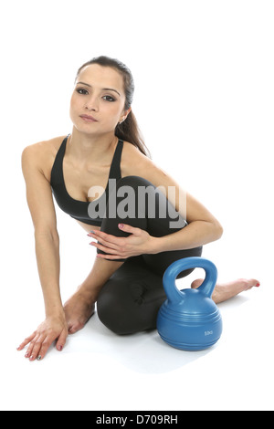 Zuversichtlich Positive junge Frau Training mit einem Blau Wasserkocher Bell Fitness Gewicht allein Isoliert gegen einen weißen Hintergrund mit einen Freistellungspfad Stockfoto