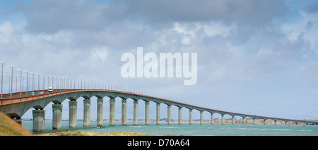 Verkehr Kreuzung Damm Brücke verbindet die Insel Ile de Ré mit La Rochelle auf dem Festland in Frankreich Stockfoto