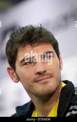 Madrid, Spanien. 25. April 2013. Real Madrid-Torhüter IKER CASILLAS präsentiert seine neue Handschuhe und Stiefel Adidas Predator im Adidas Store. (Bild Kredit: Kredit: Jack Abuin/ZUMAPRESS.com/Alamy Live-Nachrichten) Stockfoto