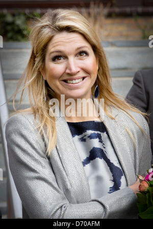 Den Haag, Niederlande, 25 April 2013.Crown Prinzessin Maxima der Niederlande eröffnet den Girlsday bei TNO in den Haag, Niederlande, 25. April 2013. Öffnen Sie an diesem Tag unter 300 Unternehmen und Bildungseinrichtungen ihre Türen, um Mädchen für technische Ausbildung beendet. Foto: Patrick van KatwijkDPA/Alamy Live News Stockfoto