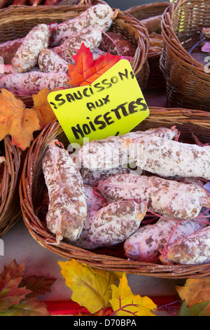 Traditionelle französische Würste gemacht mit Haselnüssen, hängen Aux Noisettes, zum Verkauf an Lebensmittel-Markt in Frankreich Stockfoto