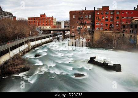 Industriegebiet mit Fluss fließt durch die Stadt Stockfoto