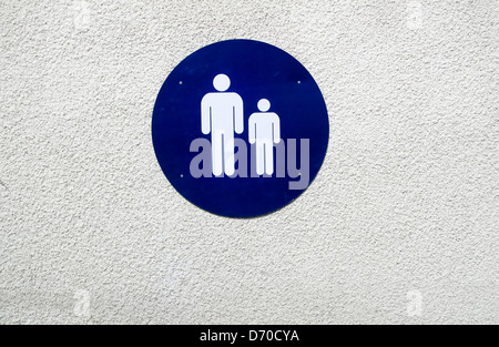 Eltern-Kind-Parkplatz-Schild an Wand Stockfoto