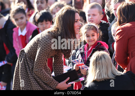 Catherine, Herzogin von Cambridge aka Kate Middleton kommt in Rose Hill School Oxford, England - 21.02.12 Stockfoto
