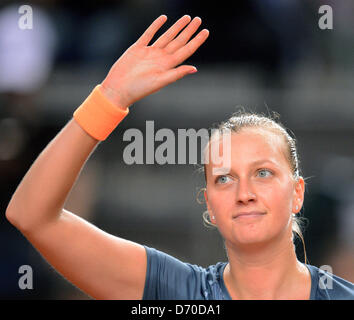 Der Tschechischen Republik Petra Kvitova Wellen nach ihrem Sieg in der Runde der 16 Spiel gegen Deutschlands Goerges beim WTA Porsche Tennis Grand Prix in Stuttgart, Deutschland, 25. April 2013. Foto: BERND WEISSBROD Stockfoto