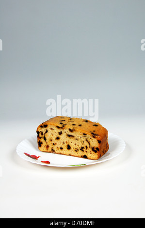 Sultana Früchtekuchen auf einem weißen Teller mit Textfreiraum. Stockfoto