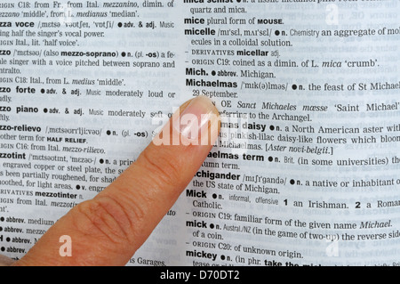 Ein Finger auf Wörter in einem Wörterbuch, England, Vereinigtes Königreich, West-Europa. Stockfoto