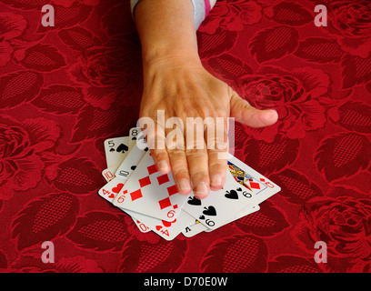 Frau spielt die Karte Spiel Snap. Stockfoto