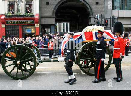 Menschenmassen beobachten, wie der Trauerzug für Margaret Thatcher Fleet Street in London durchläuft. Stockfoto