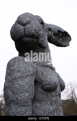 Sophie Ryders Hase Skulpturen in Cartwright Hall Art Gallery, Bradford, West Yorkshire Stockfoto