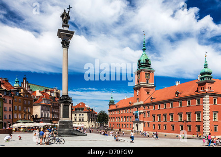 Plac Zamkowy oder Schlossplatz in Warschaus Altstadt, Stare Miasto auf dem Höhepunkt der Sommersaison. Stockfoto