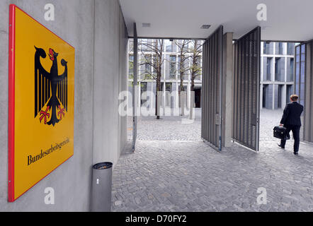 Das Bundesarbeitsgericht ist in Erfurt, Deutschland, 25. April 2013 abgebildet. Die 60 jährige legte Beschwerde gegen seine katholische Arbeitgeber, der ihn gefeuert, weil er aus der Kirche ausgetreten. Foto: BERND SETTNIK Stockfoto