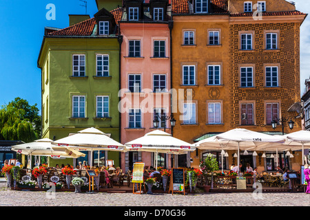 Historischen Stadthäusern und Outdoor-Restaurants rund um den Plac Zamkowy oder Schlossplatz in Warschaus Altstadt, Stare Miasto. Stockfoto