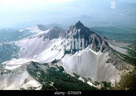 Luftaufnahme des Mount Thielsen in Oregon, USA. Das Bild fängt den vulkanischen Gipfel und das umliegende Gelände ein und zeigt seine zerklüftete, bergige Landschaft. Dieser erloschene Vulkan ist ein markantes Merkmal der Kaskadenkette. Stockfoto