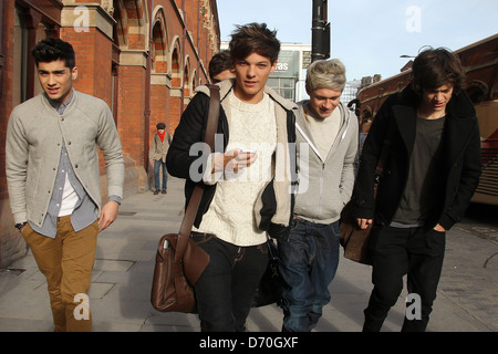 Zayn Malik, Liam Payne, Niall Horan, Louis Tomlinson und Harry Styles eine Richtung St. Pancras station London, England- Stockfoto