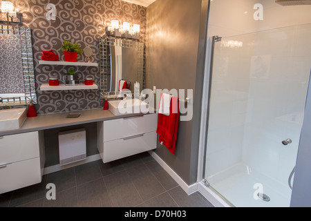 Modernen grauen Bad mit Badewanne, Dusche, Waschbecken und Toilette. Stockfoto