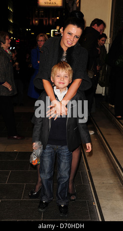 Karen Hardy und Sohn, die Teilnahme an der Zauberer von Oz - Medien Nacht im London Palladium, London, England - 01.03.12 Stockfoto