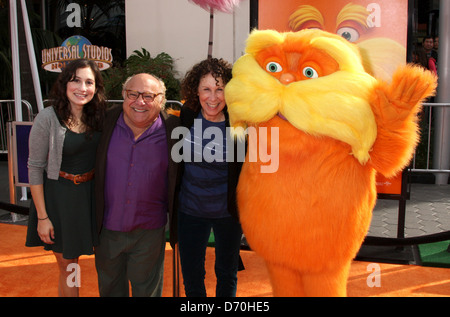 Danny DeVito, hielt Frau Rhea Perlman und Tochter Lucy DeVito die Premiere von "The Lorax" bei der Universal Citywalk - Ankünfte Stockfoto