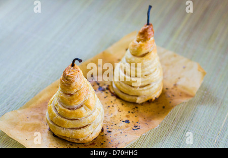 Köstliche hausgemachte Pochierter Birnen in Blätterteig mit Himbeeren. Stockfoto