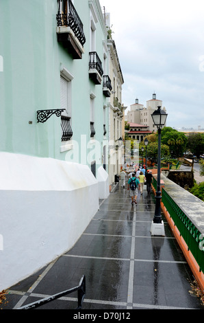 Farbenfrohen Gebäuden und Fußgänger in Old San Juan, Puerto Rico Stockfoto
