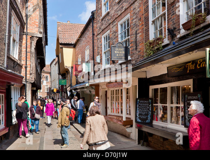 Das Chaos, die schmale Straße von alten mittelalterlichen Fachwerkbauten, York, North Yorkshire, England, UK, GB, EU, Europa Stockfoto