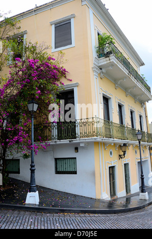 Bunte Gebäude und Lampe Pfosten auf einem Hügel in Old San Juan, Puerto Rico Stockfoto