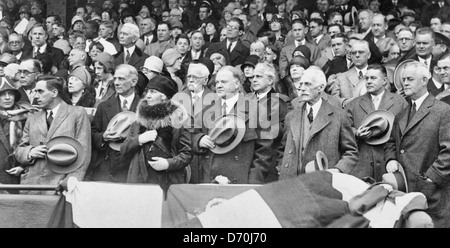 Präsident Herbert Hoover und Präsidentenpartei stehend, mit den Männern mit ihren hüten, bei der Eröffnung Baseball-Spiel der Partei des Präsidenten bei der Eröffnung Ball Spiel 17.04.29 Stockfoto