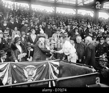 Lou Hoover und Herbert Hoover Händeschütteln mit Walter Johnson bei Baseball-Spiel, 1931 Stockfoto