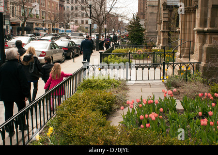 Fußgänger schlendern Sie entlang der Newbury Street im Frühling. Stockfoto