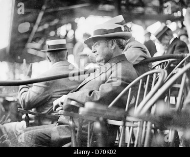 James S. Sherman, William Taft Vice President - erster Vizepräsident, werfen Sie einen Ball in einem Spiel (Baseball), 1912 Stockfoto