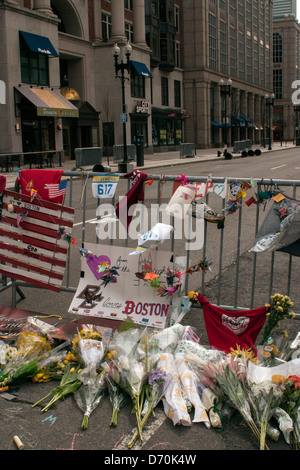 Jenseits einer improvisierten Gedenkstätte ist Boylston Street nach terroristischen Bombenanschlag beim Boston-Marathon verlassen. Stockfoto