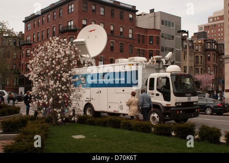 Newbury Street hat Medien Sat-LKW geparkt, da Nachrichten noch von Boston Tage nach Marathon Bombardierung 15 April ausgestrahlt wurde. Stockfoto