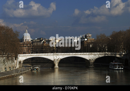 Italien. Rom. Umberto ich Brücke über den Tiber. Von Angelo Vescovali (1826-1895) erbaut, wurde im Jahre 1885 eröffnet. Stockfoto