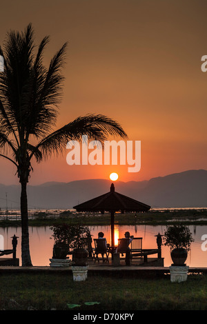 Touristen Entspannung während eines Sonnenuntergangs über Inle-See und Shan Taung Tan Berg Nyaung Shwe, Shan State in Myanmar (Burma) Stockfoto