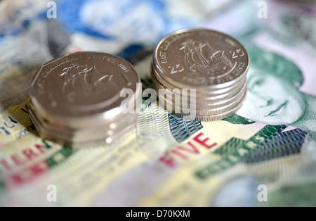 Eine Auswahl von Osten karibischer Staaten, Münzen und Banknoten. Stockfoto