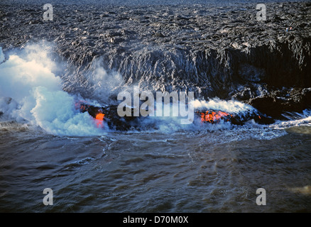 Hawaii. Kilauea Vulkangebiet.  Nahaufnahme der heißen Lava ins Meer. Stockfoto