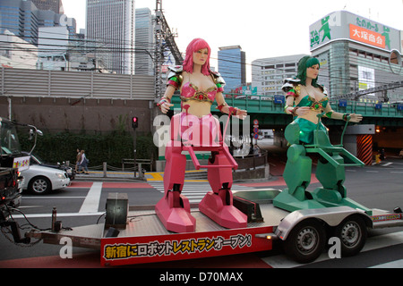 Mobile Werbung für Roboter Restaurant Kabukicho ein Vergnügungsviertel in Shinjuku nachts Tokio Japan Stockfoto