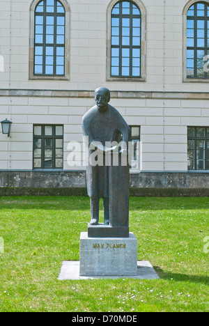 Statue von Max Planck außerhalb der Humboldt Universität in Berlin, Deutschland