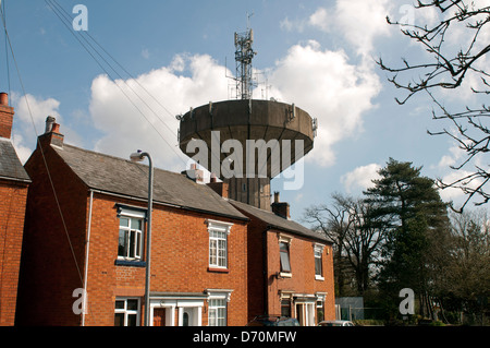 Der Wasserturm und Häuser, Headless Cross, Redditch, England, UK Stockfoto