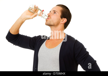 Mann, frisches Wasser aus der Flasche trinken. Im Profil. Isoliert auf weiss. Stockfoto