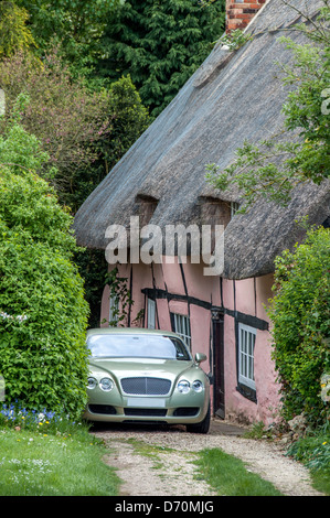 Bentley und ländlichen Reetdachhaus Oxfordshire, Vereinigtes Königreich Stockfoto