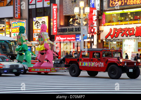 Mobile Werbung für Roboter Restaurant Kabukicho ein Vergnügungsviertel in Shinjuku nachts Tokio Japan Stockfoto