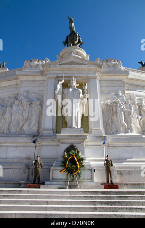 Wachwechsel am Denkmal unbekannten Soldaten, auf dem Victor Emmanuel 2° Denkmal, Rom, Italien. Stockfoto