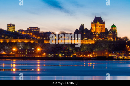 Chateau Frontenac in Quebec, Kanada am Abend. Blick von Levis in Winternacht Stockfoto